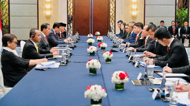 Presiden Jokowi menghadiri penandatanganan MoU industri kaca dan panel surya di Pulau Rempang antara Xinyi International dan PT Makmur Eka Graha di Shangri-La Hotel, Chengdu, China, pada Jumat, 28 Juli 2023. Foto: Laily Rachev/Biro Pers Sekretariat Presiden