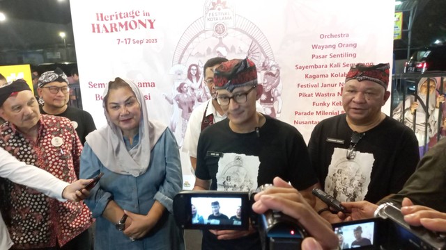 Menteri Pariwisata dan Ekonomi Kreatif (Menparekraf) Sandiaga Uno saat mengunjungi Festival Kota Lama Semarang. Foto: Intan Alliva Khansa/kumparan