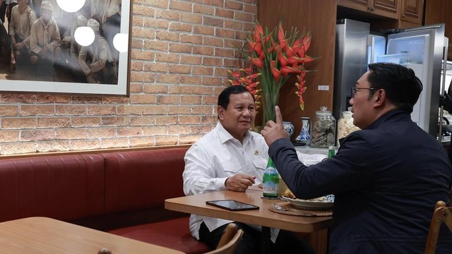 Prabowo makan malam bersama Ridwan Kamil di kediaman Prabowo pada Rabu (13/9/2023) malam. Foto: Instagram/@prabowo