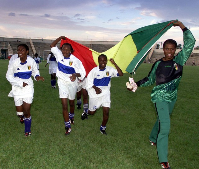 Para pemain Mali merayakan kemenangan mereka atas Burkina Faso setelah final kejuaraan sepak bola wanita pertama di Afrika di Ouagadougou 26 Agustus 2000. Foto: Issouf Sanogo/AFP