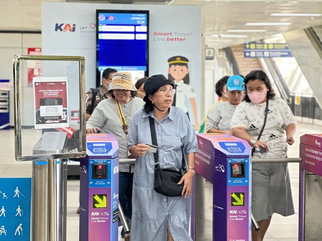 Penumpang LRT Jabodebek. Foto: LRT Jabodebek