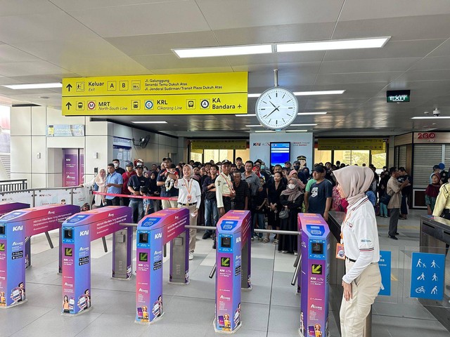 Penumpang LRT Jabodebek. Foto: LRT Jabodebek