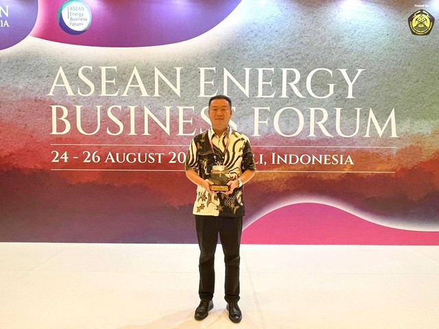 Direktur WHW, Deyong Tian menerima Penghargaan ASEAN Energy Awards 2023di perhelatan ASEAN Energy Business Forum di Bali. Foto: Dok. WHW