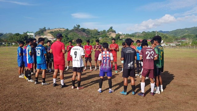 Akademi PSM U-18 berdoa sebelum latihan di Lapangan PPLP Mamuju, Sulawesi Barat. Foto: Adi Pallawalino/SulbarKini
