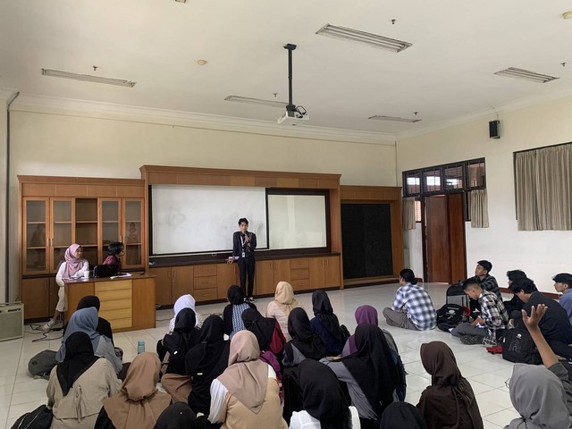 Didi Risaldi selaku Ketua Panitia Program Pengenalan Kampus (P2K) memaparkan materi pada kegiatan technical meeting mahasiswa baru UAD (Dok. Massyifa)