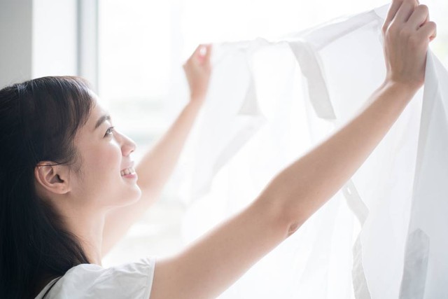 Ilustrasi mencuci pakaian putih agar tidak kuning. Foto: violetblue/Shutterstock
