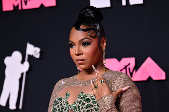 Penyanyi AS Ashanti tiba di MTV Video Music Awards di Prudential Center di Newark, New Jersey pada Selasa (12/9/2023). Foto: Angela Weiss/AFP