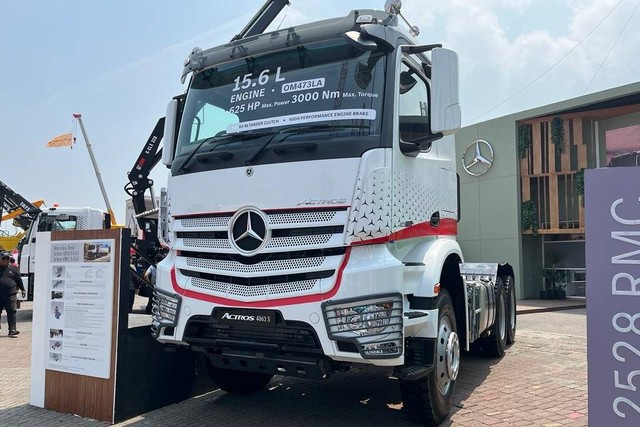 Truk Mercedes-Benz 4063 S di Indonesia Energy & Engineering 2023 Kemayoran, Jakarta, Kamis (14/9/2023). Foto: Sena Pratama/kumparan