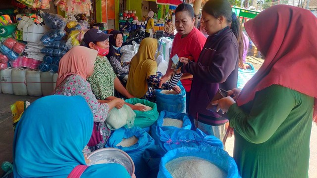 Suasana pedagang beras di Pasar Tradisional Kota Bojonegoro. (Aset: rina.beritabojonegoro)