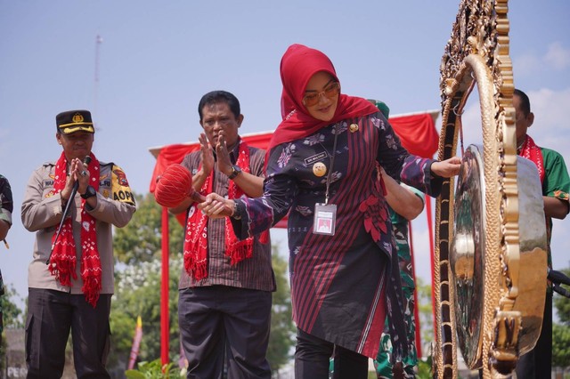 Bupati Klaten Sri Mulyani memimpin peresmian acara Karya Bhakti Mandiri Klaten Bersinar (KBMKB) ke-18 Desa Boto resmi dibuka dengan Upacara di Lapangan Desa Bentangan, Kamis (14/09/2023). Foto: Dok. Pemkab Klaten