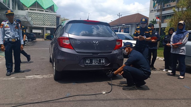 Dinas Perhubungan Kota Yogyakarta (Dishub Kota Yogya) bersama Satlantas Polresta Yogyakarta menggelar uji emisi di Jalan Urip Sumoharjo, Kota Yogyakarta, Kamis (14/9/2023). Foto: Arfiansyah Panji Purnandaru/kumparan