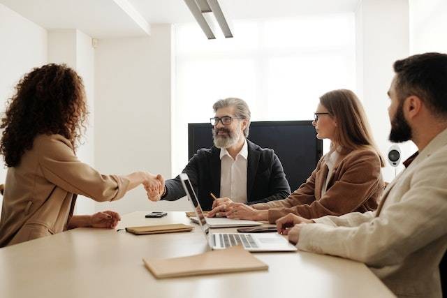 Jelaskan fungsi utama dari proses manajemen SDM. Sumber: pexels.com