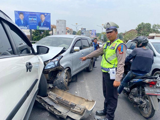 Kecelakaan di Jalan Teuku Umar, tepatnya fly over Mall Boemi Kedaton (MBK), Bandar Lampung, Kamis (14/9). | Foto: Sinta Yuliana/Lampung Geh