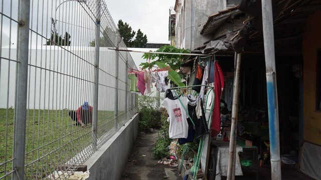 Bangunan di sisi utara Jalan MT Haryono yang menempel pada bangunan Beteng Keraton Yogyakrata akan terdampak revitalisasi bangunan beteng. Foto: Arif UT/Pandangan Jogja