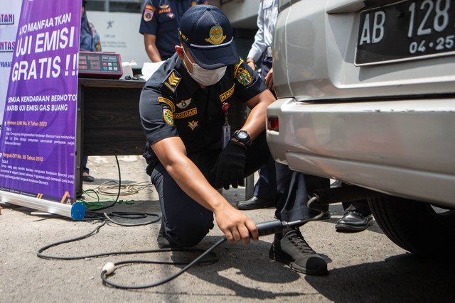 Petugas melakukan uji emisi kendaraan yang dilaksanakan secara gratis di Yogyakarta, Kamis (14/9/2023). Foto: Hendra Nurdiyansyah/Antara Foto