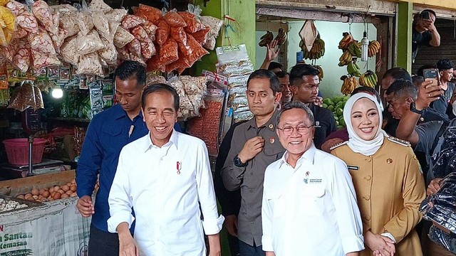 Presiden Jokowi bersama Mendag Zulkifli Hasan dan Bupati Karawang Cellica Nurrachadiana meninjau Pasar Johar di Kabupaten Karawang, Kamis (14/9/2023). Foto: kumparan