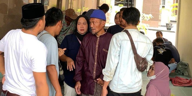 Keluarga Sri Mulyani, korban pembunuhan yang dilakukan oleh seorang prajurit TNI, Prada Y. Foto: Fajar Bahari/Hi!Pontianak