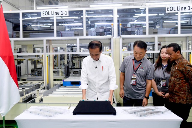 Presiden Joko Widodo meninjau pabrik baterai mobil listrik PT Hyundai LG Industry (HLI) Green Power di Kabupaten Karawang, Kamis (14/9/2023).  Foto: Rusman/Biro Pers Sekretariat Presiden
