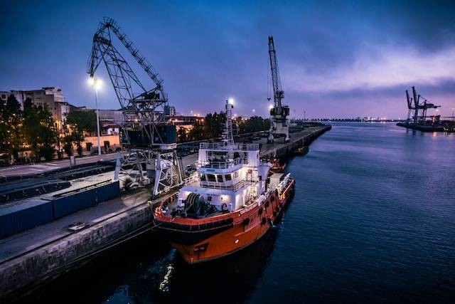 Ilustrasi Pengertian Ekonomi Maritim. Foto: Unsplash.com/Maksym Kaharlytskyi