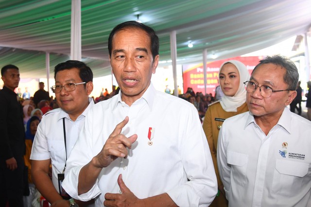 Presiden Joko Widodo memberikan bantuan pangan kepada masyarakat di Gudang Bulog Purwasari, Karawang, Jawa Barat, Kamis (14/9/2023).  Foto: Rusman/Biro Pers Sekretariat Presiden