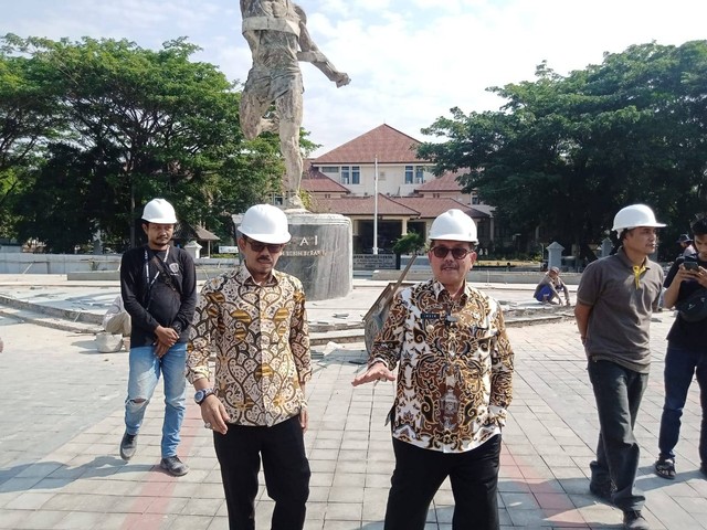 Bupati Cirebon, Imron, melakukan sidak ke proyek pembangunan Taman Pataraksa yang berada tepat di depan kantornya, Kamis (14/9/2023). Foto : Tarjoni/Ciremaitoday