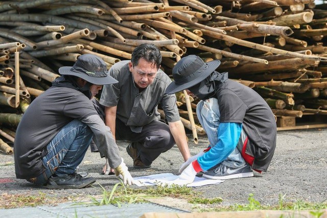 Arsitek Eko Prawoto sedang merancang karya arsitekturnya dari bambu. Foto: ippublicart.com/konstruk