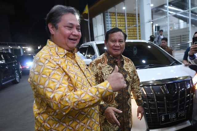 Ketua Umum Partai Golkar Airlangga Hartarto (kiri) menyambut kedatangan Ketua Umum Partai Gerindra Prabowo Subianto (kanan) sebelun melakukan pertemuan di DPP Partai Golkar, Jakarta, Kamis (14/9/2023). Foto: Hafidz Mubarak A/ANTARA FOTO