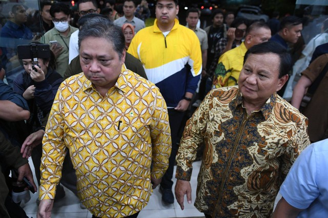 Ketua Umum Partai Golkar Airlangga Hartarto (kiri) menyambut kedatangan Ketua Umum Partai Gerindra Prabowo Subianto (kanan) sebelun melakukan pertemuan di DPP Partai Golkar, Jakarta, Kamis (14/9/2023). Foto: Hafidz Mubarak A/ANTARA FOTO