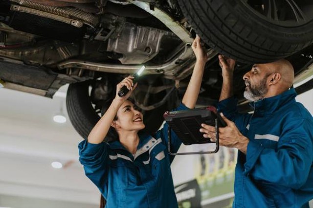 Ilustrasi Perkembangan Dunia Kerja Pada Bidang Otomotif, Foto: Unsplash/Koh Sze Kiat.