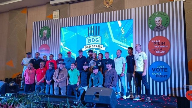 Sejumlah nama mantan pemain Persib yang tergabung dalam Persib Legend for GP menuai polemik belakangan ini karena melakukan aktivitas politik mengampanyekan Ganjar Pranowo selaku Bacapres saat beraktivitas di Sukabumi. Foto: Rachmadi Rasyad/kumparan