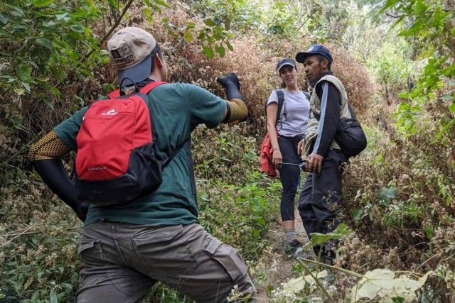 Perempuang asal Spanyol, Denise (tengah) saat dievakuasi oleh Tim SAR di Gunung Merapi. Foto: Balai TNGM