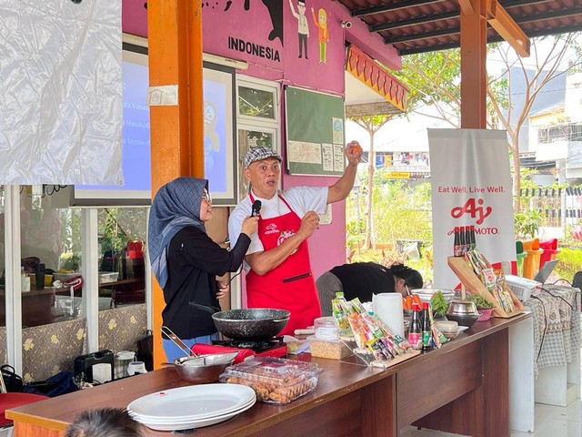 Ajinomoto Health Provider, ajarkan bikin resep masakan sehat dan padat gizi di Posyandu Sunter Jaya Jakarta, Jumat (15/9/23). Foto: Dok. Istimewa