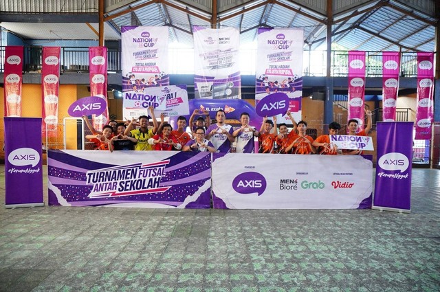Perwakilan XL Axiata foto bersama dengan para peserta futsal AXIS Nation Cup 2023. Foto: Dok. XL Axiata