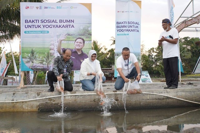 Penebaran benih ikan nila sebanyak 125 kg, pelayanan pemeriksaan kesehatan, showcase UMKM Binaan BSI dan pemberian 800 Kg pupuk urea berkolaborasi dengan PT Pupuk Indonesia (Persero) di mana pemanfaatannya akan digunakan untuk lahan seluas 3,5 Ha. Foto: Dok. BSI