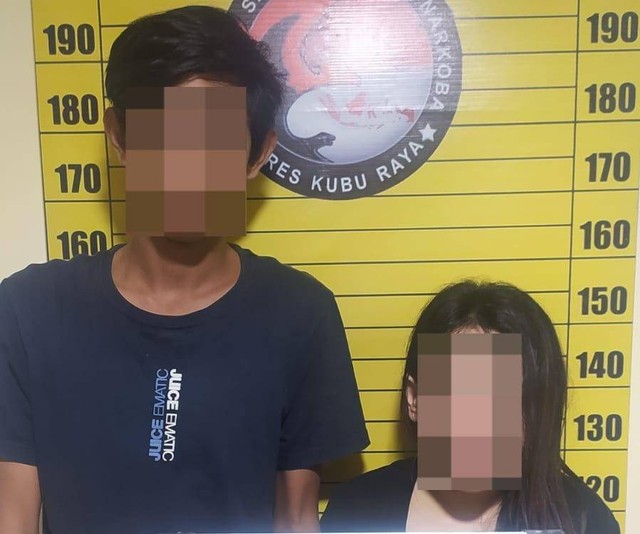 Dua tersangka narkoba diamankan polisi. Foto: Dok Polres Kubu Raya