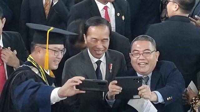 Presiden Jokowi bersama Rektor IPB University Arif Satria (kiri) saat swafoto usai acara Dies Natalis ke-60 Institut Pertanian Bogor di Gedung Graha Widya Wisuda (GGW) IPB Dramaga, Kabupaten Bogor, Jawa Barat, Jumat (15/9/2023). Foto: Linna Susanti/ANTARA