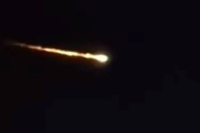 Meteor melintas di langit Jawa Barat, Kamis (14/9/2023) sekitar pukul 23.00 WIB. Foto: Dok. Istimewa