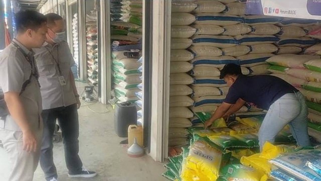 Aktivitas di gudang Bulog Cabang Bojonegoro. Kamis (14/09/2023) (Aset: rina.beritabojonegoro)