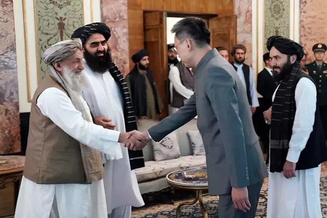 Duta Besar baru Tiongkok untuk Afghanistan Zhao Sheng berjabat tangan dengan Perdana Menteri Taliban Mohammad Hasan Akhund. Foto: Taliba/AP News