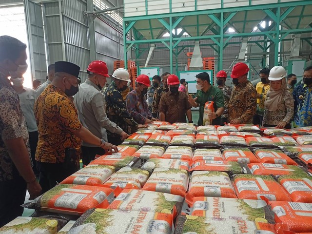 Jajaran Pemerintah Provinsi Lampung saat meninjau stok beras di Gudang Bulog, Campang Raya, Bandar Lampung. | Foto : Galih Prihantoro/ Lampung Geh