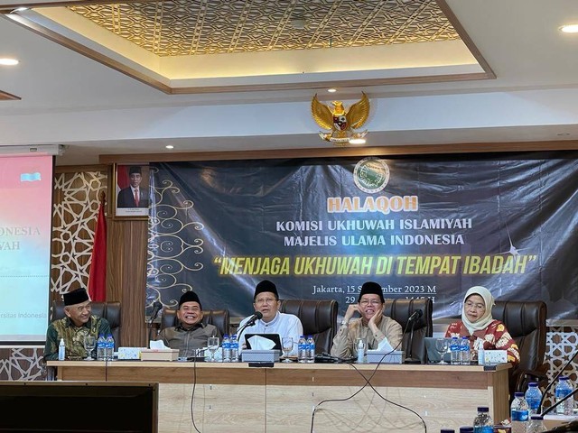 Halaqah merajut ukhuwah diadakan oleh Komisi Ukhuwah MUI yg dihadiri oleh seluruh pimpinan ormas. Hadir sebagai narasumber KH. Cholil Nafis dari MUI, R. Achmad Nurwakhid dari BNPT dan Maria Ulfa Anshori dari Dewan Masjid Indonesia. Foto: Dok. MUI