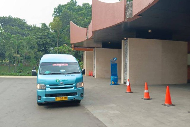 Kendaraan antar jemput atau shuttle Blue Bird dari dan ke Stasiun LRT yang disediakan pengelola TMII untuk pengunjung. Foto: Dok. TMII