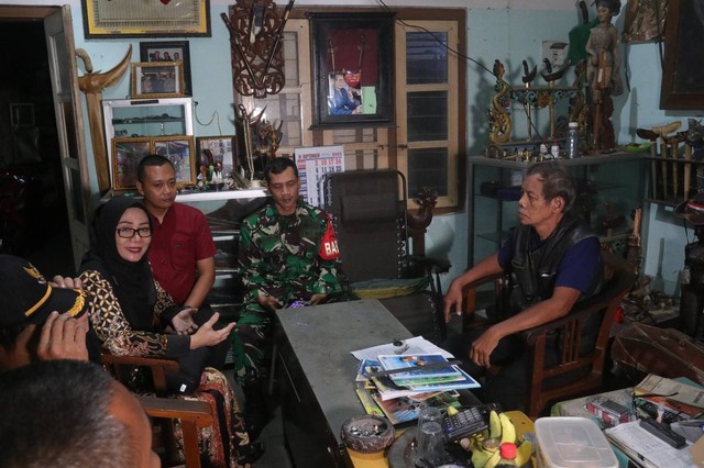 Satpol PP Kota Yogya bersama Pokja I Tim Penggerak PKK Kota Yogyakarta saat memberikan sosialisasi di sebuah kos-kosan di Kota Yogyakarta. Foto: Satpol PP Kota Yogya