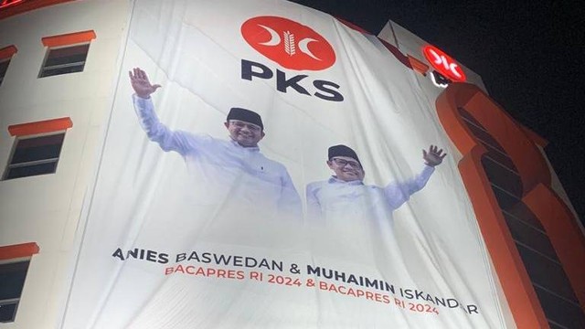 PKS pasang spanduk Anies Baswedan dan Muhaimin Iskandar di Kantor DPP PKS usai resmi berikan dukungan sebagai paslon.  Foto: Paulina Herasmaranindar/kumparan