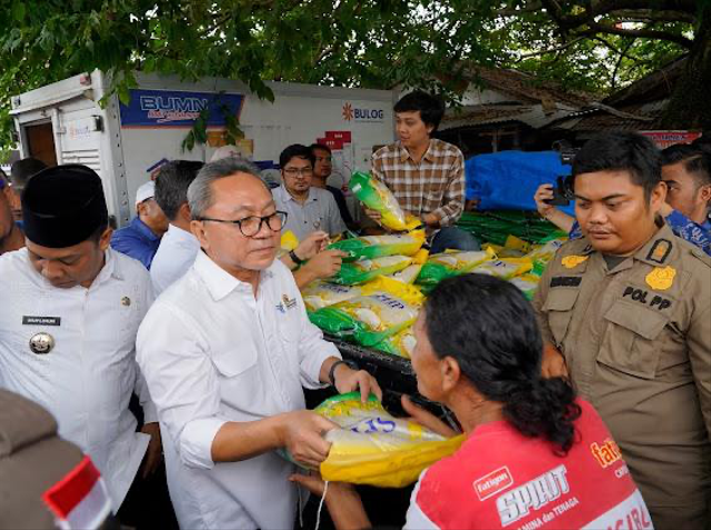Mendag Zulkifli Hasan saat membagikan beras gratis ke ibu-ibu di Pekanbaru, Riau, Kamis (15/9/2023). Foto: Kemendag
