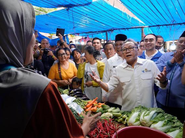 Mendag Zulkifli Hasan saat mengunjungi Pasar Palapa Pekanbaru pada Kamis (15/9/2023). Foto: Kemendag