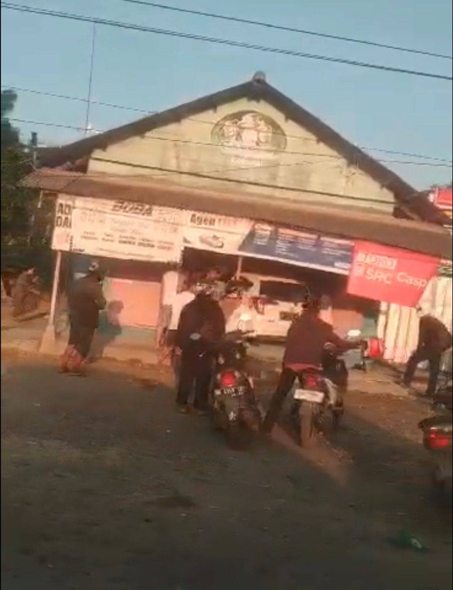 Satu unit mobil yang menabrak ruko di Lampung Tengah. | Foto: Tangkapan layar
