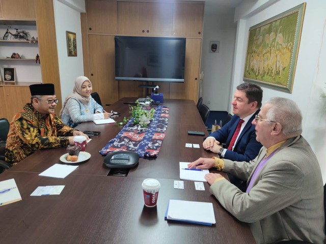 Sekretaris Umum Pimpinan Pusat (PP) Muhammadiyah, Abdul Muti menemui Mufti Polandia, Tomasz Muskiewicz dan Perwakilan Pusat Studi Perbandingan Peradaban Jagillonian University di Krakow, Merek Maron, Jumat (15/9) waktu Indonesia. Foto: Dok. Istimewa