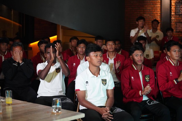Para pemain Timnas U-17 Indonesia menyaksikan drawing babak grup Piala Dunia U-17 2023 pada 15 September 2023. Foto: Dok. PSSI