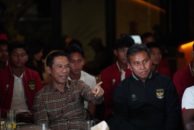 Sekjen PSSI, Yunus Nusi; dan Coach Bima Sakti bersama para pemain Timnas U-17 Indonesia menyaksikan drawing babak grup Piala Dunia U-17 2023 pada 15 September 2023. Foto: PSSI